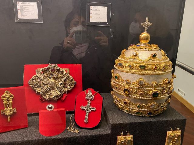 St Peter’s Treasure is a famous and fascinating historical-artistic museum displaying invaluable items of varying origin, including sacred furniture, statues, papal tiaras.