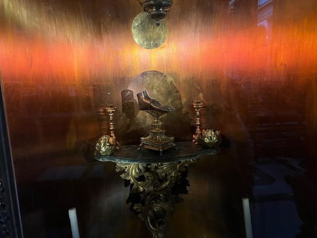 Few people know that in Rome, in the church of San Giovanni de' Fiorentini at the beginning of Via Giulia, Maria Magdalene’s foot is preserved: small bone fragments completely covered in silver and preserved in a beautiful case... except for two fingers that seem to be kept in the building attached to the church of Santa Maria Maddalena in the nearby neighborhood. Why exactly the left foot? Because, according to tradition, it would have been the first human foot to enter the tomb of the Risen Christ; a symbol, therefore, following the curious medieval rules on the importance of relics, of great importance.
This foot therefore became the last relic that had to be venerated by pilgrims before reaching the tomb of the Apostle Peter.